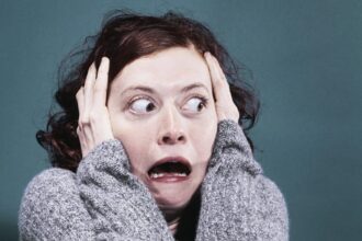 Žmonės visuomet gyveno kamuojami pačių įvairiausių baimių. Neretai net patys to nežinodami ar nepripažindami, o kartais ir patys ieškodami siaubo istorijų, leidžiančių geriau pasijusti. Apie tai, ko mes visi bijome, kalbėjomės su psichologu, psichologijos mokslų daktaru Mariumi DAUGELAVIČIUMI.