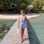 33-ejų Viktorija Panovaitė jau nebesistebi dažno pavadinta didžiausia avantiūriste. Metusi patogų gyvenimą Lietuvoje, jauna moteris susikrovė lagaminus ir išvyko į didžiąją savo gyvenimo kelionę. Joje atrado ne tik tikrąjį Indonezijos veidą, užburiančią gamtą, gyvūniją, bet ir susikūrė iššūkių, naujų kelionių, potyrių bei pažinčių kupiną kasdienybę, kurios pavydėtų daugelis.