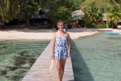 33-ejų Viktorija Panovaitė jau nebesistebi dažno pavadinta didžiausia avantiūriste. Metusi patogų gyvenimą Lietuvoje, jauna moteris susikrovė lagaminus ir išvyko į didžiąją savo gyvenimo kelionę. Joje atrado ne tik tikrąjį Indonezijos veidą, užburiančią gamtą, gyvūniją, bet ir susikūrė iššūkių, naujų kelionių, potyrių bei pažinčių kupiną kasdienybę, kurios pavydėtų daugelis.