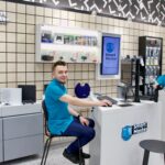 Kiekviename „Tele2“ salone galima ne tik įsigyti naują įrenginį ar paslaugą, bet ir palikti sugedusį telefoną remontui „Smart Master“ serviso punkte. Taisymas trunka vos kelias dienas, jo metu klientai gali naudotis pakaitiniu telefonu, o atliktiems darbams yra suteikiama 3 mėnesių garantija.