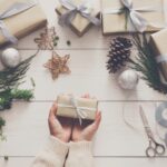 Artėjant vienoms didžiausių metų švenčių jau karštligiškai ieškome dovanų. Bet ar tikrai žinome, kaip ir ką dera dovanoti?