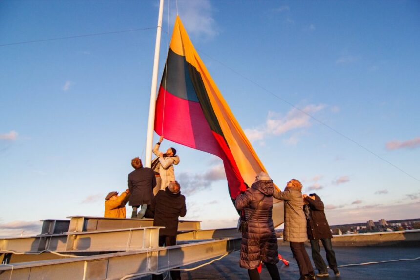 Lietuviška trispalvė, virš miesto pirmą kartą suplevėsavusi prieš beveik šimtą metų, šiuo metu plazda kiek kitoje vietoje, tačiau yra ne mažiau svarbi.