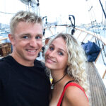 Dar praėjusių metų spalį Vita ir Simas Gardauskai sėdo į savo nuosavą jachtą „Windarella“, apie kurią kantriai svajojo bemaž aštuonerius metus, ir, pamoję krante likusiems artimiesiems, leidosi į įspūdingą kelionę po platųjį pasaulį.