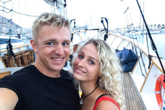 Dar praėjusių metų spalį Vita ir Simas Gardauskai sėdo į savo nuosavą jachtą „Windarella“, apie kurią kantriai svajojo bemaž aštuonerius metus, ir, pamoję krante likusiems artimiesiems, leidosi į įspūdingą kelionę po platųjį pasaulį.