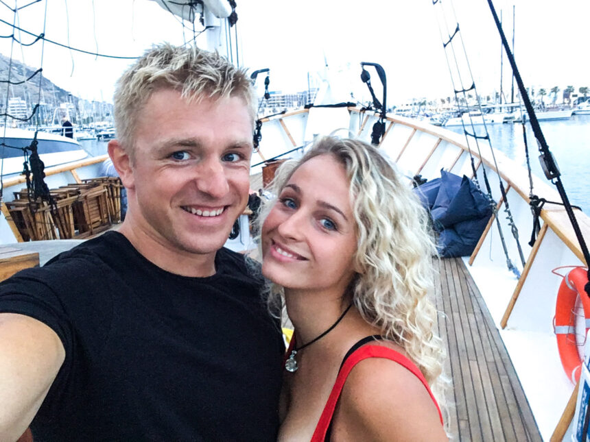 Dar praėjusių metų spalį Vita ir Simas Gardauskai sėdo į savo nuosavą jachtą „Windarella“, apie kurią kantriai svajojo bemaž aštuonerius metus, ir, pamoję krante likusiems artimiesiems, leidosi į įspūdingą kelionę po platųjį pasaulį.