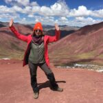 Panevėžietės Vitalijos Navickaitės sukauptame kelionių bagaže – kiek daugiau nei 500 000 kilometrų, arba bemaž trylika ratų aplink Žemę. Jau aplankytos net 53 pasaulio valstybės, tačiau užkietėjusi keliautoja prisipažįsta, jog dabar jai svarbiausia ne kryžiukais pažymėtos vietos žemėlapyje, o vidiniai atradimai.