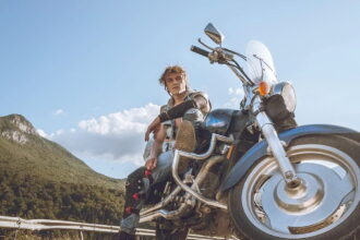 Prieš trejus metus prisidengęs Modus Vivendi slapyvardžiu 24-erių Edgaras Bajerčius sėdęs ant čioperio, kuriam suteikė Sabrinos vardą, pajudėjo į kelią.