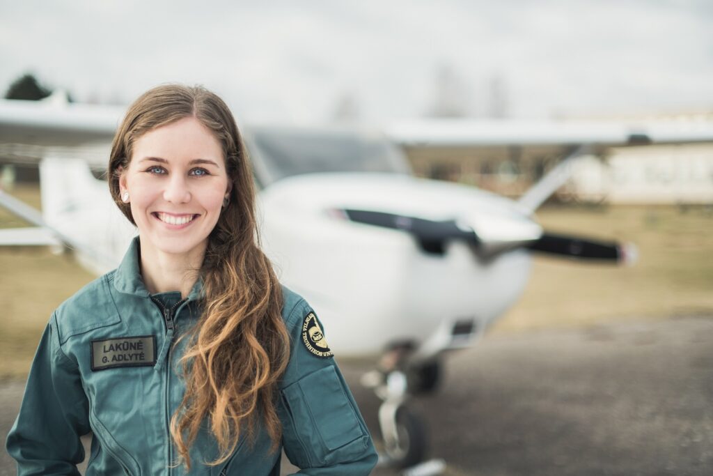 Regis, populiarios dainos „Reikėjo berniukams“ žodžius greitai teks perrašyti – aviacijoje užtikrintai savo pozicijas užima merginos.