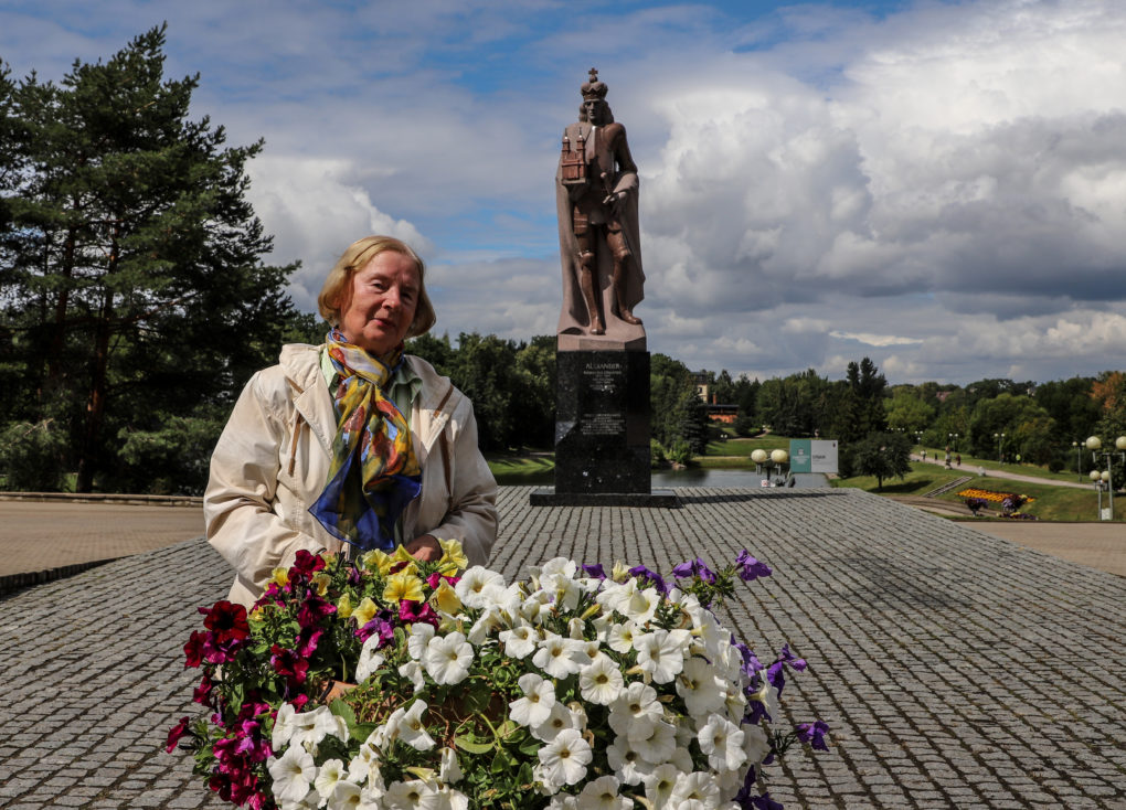 83-ejų metų Liudvika KNIZIKEVIČIENĖ daugeliui panevėžiečių puikiai pažįstama ne tik kaip buvusi vaikų gydytoja, bet ir aktyvi visuomenininkė, nenuilstamai triūsianti, kad gimtajame mieste būtų gražiau.