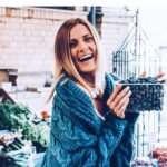 Sveiko maisto žinovė, tinklaraščio ir receptų knygos autorė Kristina ŠIMKIENĖ apie maistą galėtų kalbėti nesustodama. Nuo paprasčiausių produktų iki naujausių pasaulinių kulinarijos tendencijų – spalvingus tinklaraštininkės pasakojimus neabejotinai papildo ir akį traukiančios nuotraukos. Tad sunku patikėti, kad per septyniasdešimt tūkstančių sekėjų internete turinti moteris į kulinarijos pasaulį pateko visai atsitiktinai.