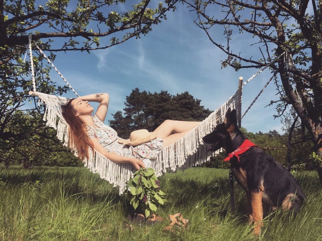 Svetlanos Jemeljanovos nebestebina smalsūs praeivių žvilgsniai, kai ji nuo atliekų konteinerių namo tempia kažkieno išmestą ir taip žūčiai pasmerktą keliskart už ją pačią didesnę gėlę. Ir tuo labiau, kai girdi aplinkinius besišnabždant, jog amžinai kokio nors vazono iš rankų nepaleidžianti mergina augalų motyvais margintais drabužiais atrodo tikra keistuolė.