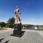 1503 metų rugsėjo 7-ąją Lietuvos didysis kunigaikštis ir Lenkijos karalius Aleksandras savo rašte Ramygalos bažnyčios klebonui apie dovanojamas žemes tarp Nevėžio ir Lėvens upių pirmą kartą paminėjo Panevėžio miesto vardą. Kas dar mums žinoma apie simbolinę pradžią miestui prie Nevėžio davusį monarchą, iškilusį tikrų sostų karų epochoje, – šventojo brolį, Kristupo Kolumbo amžininką ir uolų reformatorių? To klausėme Vilniaus universiteto Istorijos fakulteto dekano profesoriaus Rimvydo PETRAUSKO.