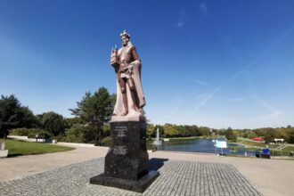 1503 metų rugsėjo 7-ąją Lietuvos didysis kunigaikštis ir Lenkijos karalius Aleksandras savo rašte Ramygalos bažnyčios klebonui apie dovanojamas žemes tarp Nevėžio ir Lėvens upių pirmą kartą paminėjo Panevėžio miesto vardą. Kas dar mums žinoma apie simbolinę pradžią miestui prie Nevėžio davusį monarchą, iškilusį tikrų sostų karų epochoje, – šventojo brolį, Kristupo Kolumbo amžininką ir uolų reformatorių? To klausėme Vilniaus universiteto Istorijos fakulteto dekano profesoriaus Rimvydo PETRAUSKO.