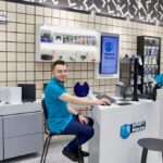 Kiekviename „Tele2“ salone galima ne tik įsigyti naują įrenginį ar paslaugą, bet ir palikti sugedusį telefoną remontui „Smart Master“ serviso punkte. Taisymas trunka vos kelias dienas, jo metu klientai gali naudotis pakaitiniu telefonu, o atliktiems darbams yra suteikiama 3 mėnesių garantija.