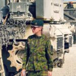 Kovinės inžinerijos technikė Lingailė Juknevičiūtė savo tarnybos kelią pradėjo sukarintose stovyklose. Tada sekė grūdinanti patirtis savanorių pajėgose, o galiausiai ryžtinga mergina atsidūrė labai specifiniame Juozo Vitkaus inžinerijos batalione.