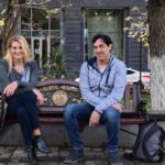 Tarsi iš fantastinio filmo atskriejusių šikšnosparnių vieni žmonės šalinasi ir bijo, kiti negali jais atsižavėti. Pasak gyvenimą jiems paskyrusių gamtininkų Deivido Makavičiaus ir Nomedos Vėlavičienė, kai iš arti pamatai šiuos skrajūnus arba palaikai juos rankoje, norisi kuo geriau juos pažinti, suprasti ir padėti.