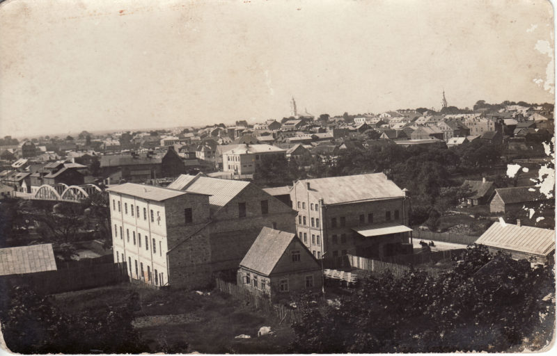 Tarpukariu Leizeris Beras Chazenas buvo vienas turtingiausių Panevėžio žydų. Šioje nuotraukoje įamžintas jam priklausęs malūnas Smėlynės gatvėje, 1944-aisiais susprogdintas besitraukiančių vokiečių. PANEVĖŽIO KRAŠTOTYROS MUZIEJAUS nuotr.