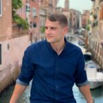 Panevėžiečio Manto Simaičio veidas žinomas kone visiems protmūšio žaidimo gerbėjams Norvegijoje. Ko gero, kokybiškiausio, intelektualiausio ir azartiškiausio skandinaviško žaidimo įkūrėjas tautiečiams į nesibaigiančių fjordų ir kalnų grandinės šalį atvežė net ir patį „Auksinio proto“ meistrą Arūną Valinską.