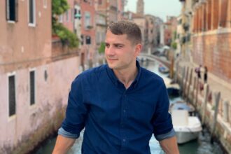 Panevėžiečio Manto Simaičio veidas žinomas kone visiems protmūšio žaidimo gerbėjams Norvegijoje. Ko gero, kokybiškiausio, intelektualiausio ir azartiškiausio skandinaviško žaidimo įkūrėjas tautiečiams į nesibaigiančių fjordų ir kalnų grandinės šalį atvežė net ir patį „Auksinio proto“ meistrą Arūną Valinską.