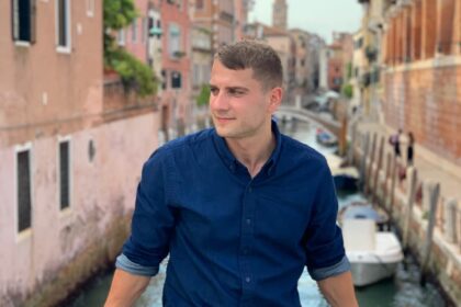 Panevėžiečio Manto Simaičio veidas žinomas kone visiems protmūšio žaidimo gerbėjams Norvegijoje. Ko gero, kokybiškiausio, intelektualiausio ir azartiškiausio skandinaviško žaidimo įkūrėjas tautiečiams į nesibaigiančių fjordų ir kalnų grandinės šalį atvežė net ir patį „Auksinio proto“ meistrą Arūną Valinską.