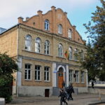 Mieste tarpukariu veikė ne viena žydų mokykla. Dalis jų neturtingiems panevėžiečiams žydams buvo sunkiai įkandamos, tačiau alternatyvų siekti mokslo buvo.