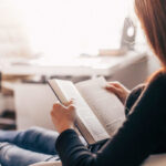 Pasinerti į užburiantį knygų pasaulį šiais laikais nori ne kiekvienas – apstu kitų pagundų. Nepaisant to, knygos nepraranda populiarumo ir jų pasirinkimas šiais laikais didžiulis.