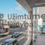 Socialinės apsaugos ir darbo viceministrė Eglė Radišauskienė sako, kad nedarbas šią savaitę kiek sumažėjo, o atleidžiamų darbuotojų nebedaugėja – jų skaičius siekia maždaug 2,7 tūkst. per savaitę.