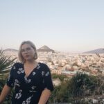 Panevėžietė Karolina Motiejūnaitė gyvenimą kasdien semia pilna sauja. Baigusi politikos mokslus mergina išvyko žinių siekti į vakarietiškąją Vokietiją, vėliau atliko praktiką Lietuvos ambasadoje Graikijoje. Pasimėgavusi saule sparnus pakėlė į Vašingtoną ir dabar lyg bitutė sukasi lituanistinėje mokykloje kartu su išeivijos vaikais.