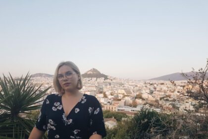 Panevėžietė Karolina Motiejūnaitė gyvenimą kasdien semia pilna sauja. Baigusi politikos mokslus mergina išvyko žinių siekti į vakarietiškąją Vokietiją, vėliau atliko praktiką Lietuvos ambasadoje Graikijoje. Pasimėgavusi saule sparnus pakėlė į Vašingtoną ir dabar lyg bitutė sukasi lituanistinėje mokykloje kartu su išeivijos vaikais.