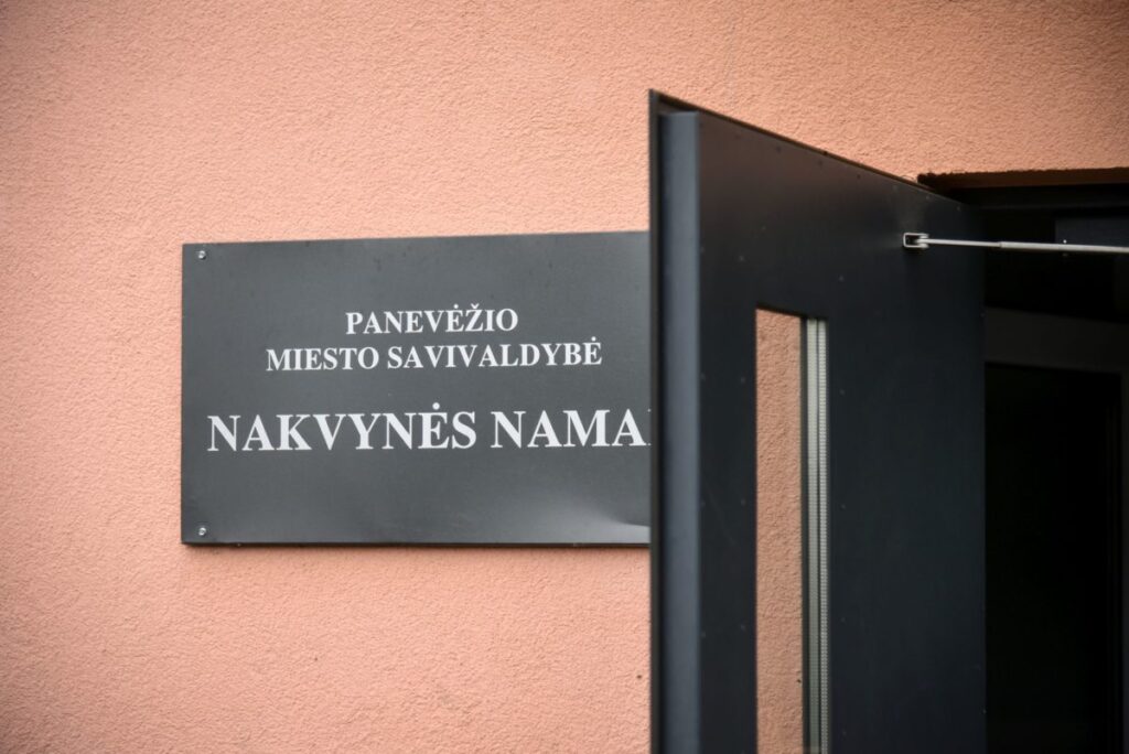 Panevėžio nakvynės namų darbuotojai pastarosiomis dienomis dirba kaip ant adatų – iš įkalinimo įstaigos prieš porą mėnesių grįžusi garsioji langų daužytoja nusiaubė benamių laikino prieglobsčio namus.