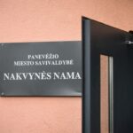 Panevėžio nakvynės namų darbuotojai pastarosiomis dienomis dirba kaip ant adatų – iš įkalinimo įstaigos prieš porą mėnesių grįžusi garsioji langų daužytoja nusiaubė benamių laikino prieglobsčio namus.