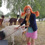 Būtų galima pajuokauti, jog renginių organizatorę bei vedėją Neringą Bagdonienę panevėžiečiai kur kas geriau pažįsta kaip Pepę Ilgakojinę ar Fėją, jei tai nebūtų gryniausia tiesa. Juk savo šventėse moterį jie dažniausiai ir mato ne kasdiene apranga, o pasipuošusią spalvingu peruku ir gražiausiomis savo siūtomis suknelėmis bei kostiumais.