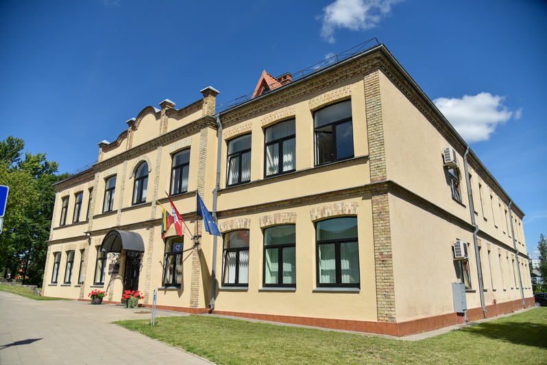 Šis pastatas Panevėžyje Elektros gatvėje irgi kažkada priklausė miesto žydų bendruomenei, jame veikė gimnazija hebrajų kalba. Dabar čia įsikūręs Panevėžio apygardos teismas. P. ŽIDONIO nuotr.