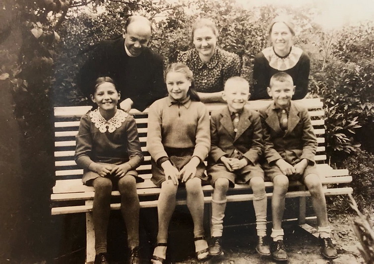 Judita Zakstein (antra iš kairės) Panevėžio kunigo Antano Gobio (stovi) globon pateko vos dvylikos. Dvasininkas rado jai saugius namus, tačiau nesiliovė tėviškai rūpintis jam patikėtos žydų mergaitės gerove. YAD VASHEM nuotr.