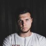 Jei Panevėžyje kada sutiksite dideliu fotoaparatu apsiginklavusį, su kuprine ant pečių vaikštinėjantį vaikinuką, žinokite, jog tai fotografas Tomas Pošiūnas, veikiausiai vėl bandantis atrasti dar nematytą gimtojo miesto veidą. Savo vietą jis yra atradęs ir automobilių lenktynių trasos pakraštyje, kur dūmų uždangoje užtikrintai spaudo fotoaparato mygtuką.