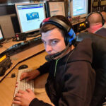 Kartais nesusimąstome, kodėl girdime radiją, matome televiziją ir bendraujame mobiliaisiais telefonais. Šie dalykai yra tarsi savaime suprantami kaip oras, saulė ar vanduo. Iš tiesų radijo bangos – kur kas sudėtingesnis reiškinys, kurį jau kuris laikas bando perkąsti trumpabangininkas Arnas Undraitis.