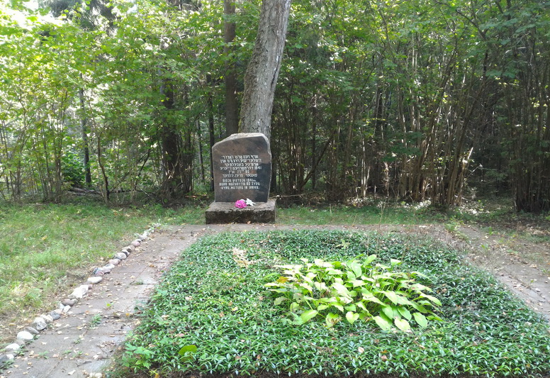 Memorialas Ilčiūnų miške čia sušaudytiems žydams. ASMENINIO V. MARKEVIČIAUS ALBUMO nuotr.