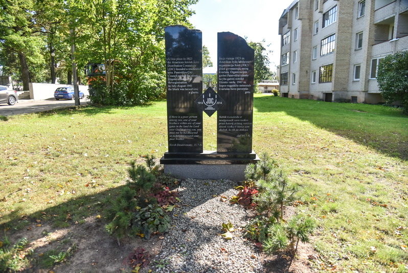 Stela, skirta organizacijos „Joint“ 100 metų veiklos Panevėžyje ir Lietuvoje sukakčiai paminėti. P. ŽIDONIO nuotr.