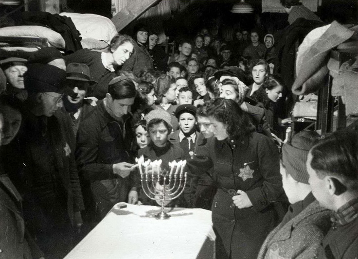 1943-ieji. Belaisviai žydai dega Chanukos žvakes Vesterborko tranzitinėje koncentracijos stovykloje okupuotuose Nyderlanduose. „YAD VASHEM“ ARCHYVŲ nuotr.