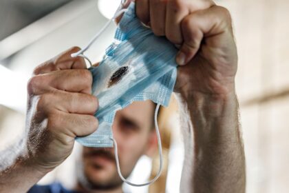 Sudėtingais laikais, suiručių metu abejoti, analizuoti neįprastas situacijas bei ieškoti jų sprendimų – natūralu ir žmogiška. Tačiau kartais atrodo, jog darydama tai dalis visuomenės peržengia sveiko proto ribas.