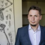 Viena daugiausia diskusijų dabar kelianti tema yra skiepai. Nepaisant to, kad mūsų laikais jie kuriami naudojant pažangiausias technologijas – nesulyginti su laikas, kuomet šis procesas vyko kone praktinių bandymų būdu, rizikuojant, pavyks ar ne.