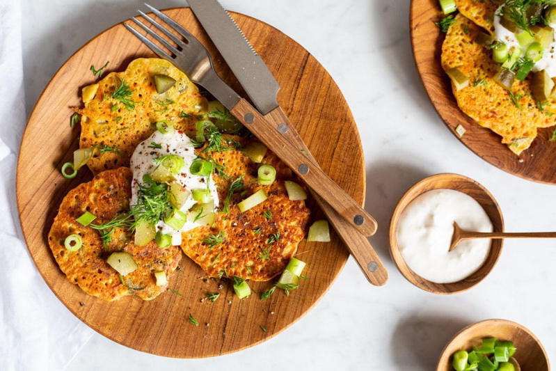 Avinžirnių blynai su žalumynais ir česnakais