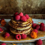 Dideli ir maži, saldūs ir ne, paprasti blynai laikomi lengvesniu kulinariniu iššūkiu nei lietiniai, bet ne ką mažiau šventišku patiekalu.