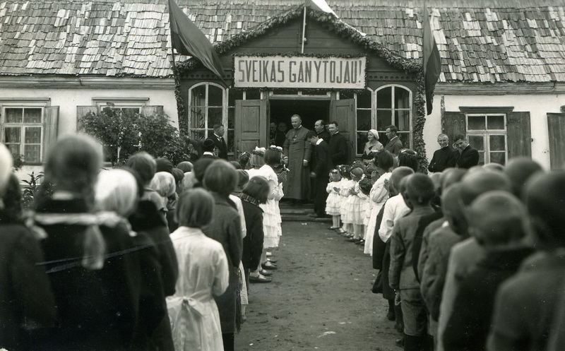 Nuo pat tarnystės pradžios Kazimieras Paltarokas buvo pasinėręs į visuomeninę ir ganytojišką veiklą. Garsusis jo šūkis „Net miręs norėčiau dar jums patarnauti“ prisimenamas iki šiol (fotografijoje – 1934-aisiais Biržų tikintieji pasitinka Jo Ekscelenciją). P. LOČERIO/ PVKA nuotr.