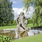 Miestui vardą davusios upės garbei žymus skulptorius Bernardas Bučas kūrė skulptūrą „Nevėžis“, turėjusią stovėti prie tuometės Draugystės alėjos. Pasikeitus aplinkybėms, įspūdingas kūrinys, turėjęs puošti Panevėžį, jau ne vieną dešimtmetį stūkso už jo ribų.