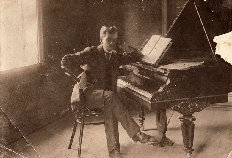 Mykolas Karka savo kambaryje prie fortepijono. PANEVĖŽIO KRAŠTOTYROS MUZIEJAUS FONDŲ nuotr.