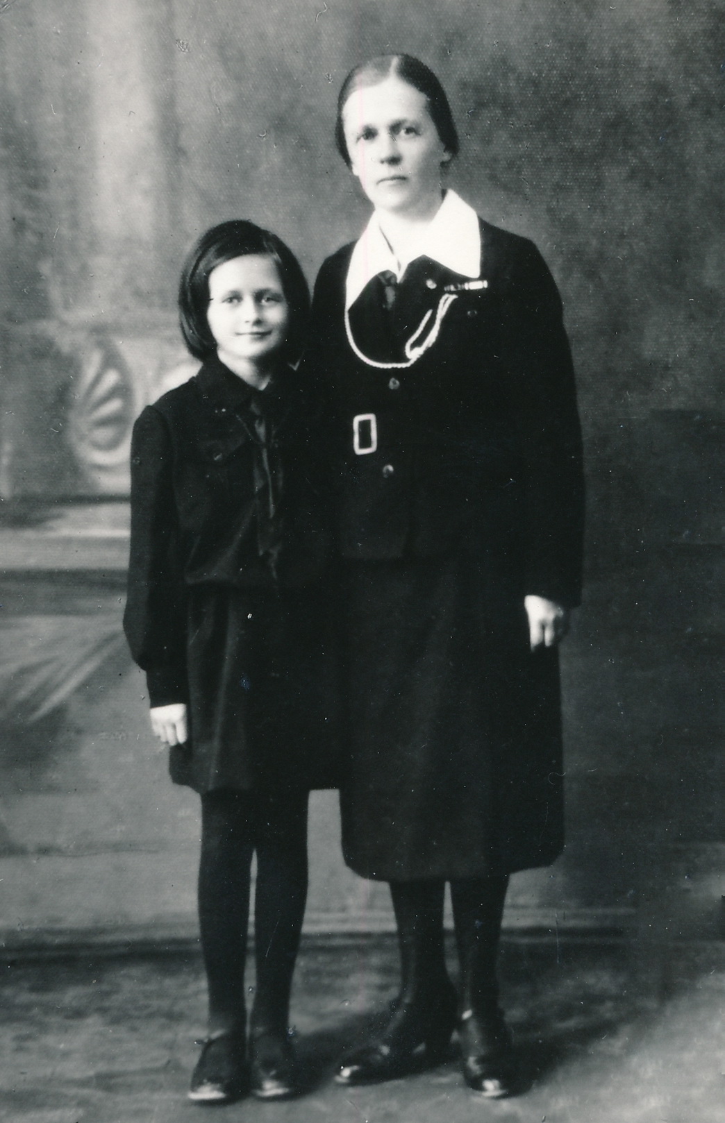 Su dukra Rimgaile 1940-aisiais Panevėžyje. PANEVĖŽIO APSKRITIES GABRIELĖS PETKEVIČAITĖS-BITĖS VIEŠOSIOS BIBLIOTEKOS (Onos Maksimaitienės fondo) nuotr.