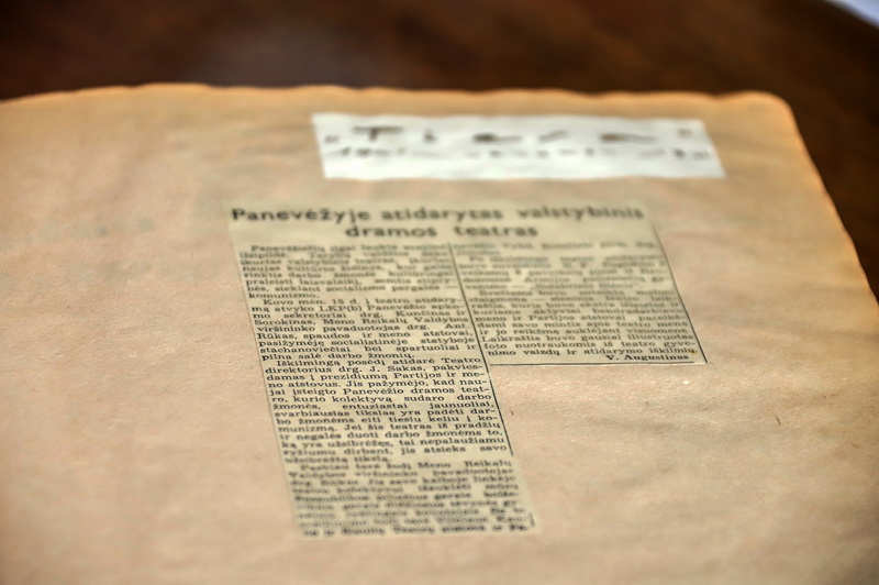 Aktoriaus surinkta medžiaga siekia pačias Panevėžio dramos teatro ištakas. Ir sudaro ją ne tik fotografijos – apstu rašytinės medžiagos, iškarpų albumų. I. STULGAITĖS-KRIUKIENĖS nuotr.