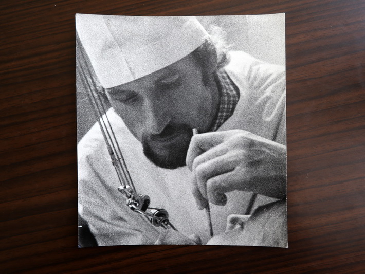 Žinomą burnos chirurgą Vytautą Bosą prieš penkis dešimtmečius į šią profesiją atvedė meilė – bet ne medicinai. I. STULGAITĖS-KRIUKIENĖS nuotr.