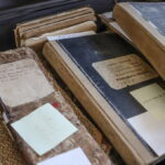 Kokias paslaptis slepia senosios bažnytinės knygos? Jas akylai saugantys kunigai sako, kad jokių – šiuose rankraščiuose tikslūs faktai iš parapijos gyvenimo. Tačiau juose įamžinta istorija sulaukia vis daugiau visuomenės dėmesio.